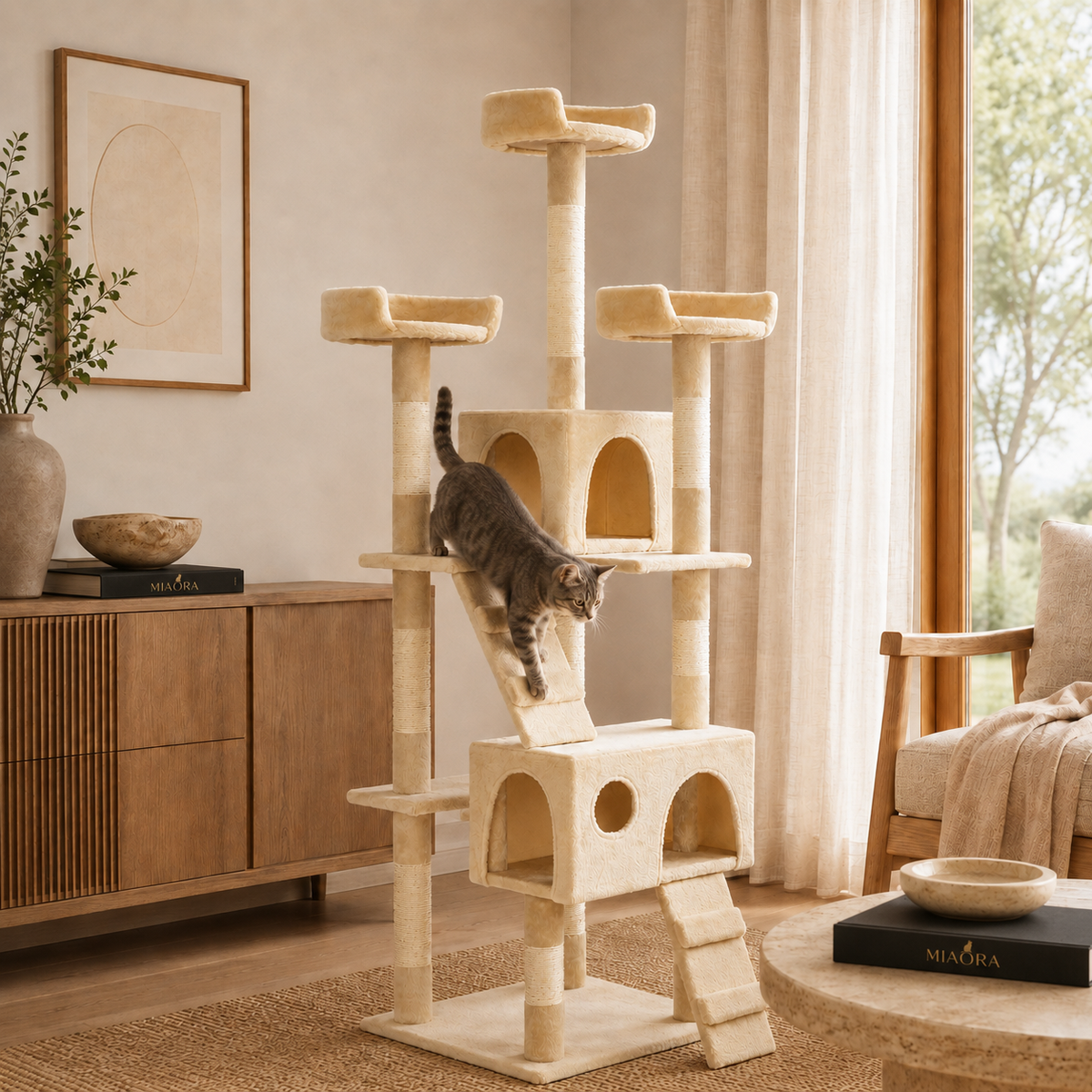 Grand arbre à chat Image